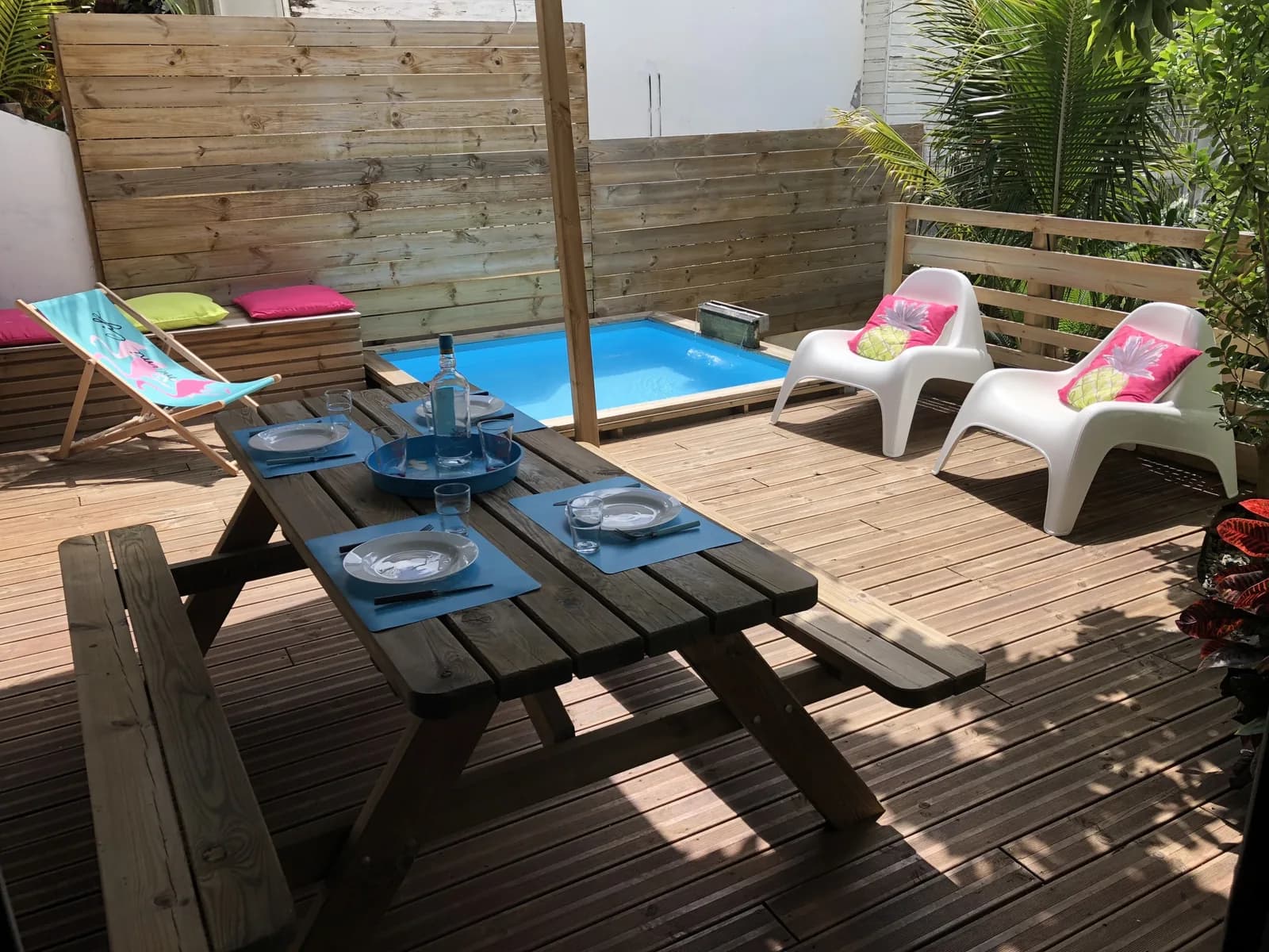 Terrasse de Cocotier au soleil, table de repas et bac à punch