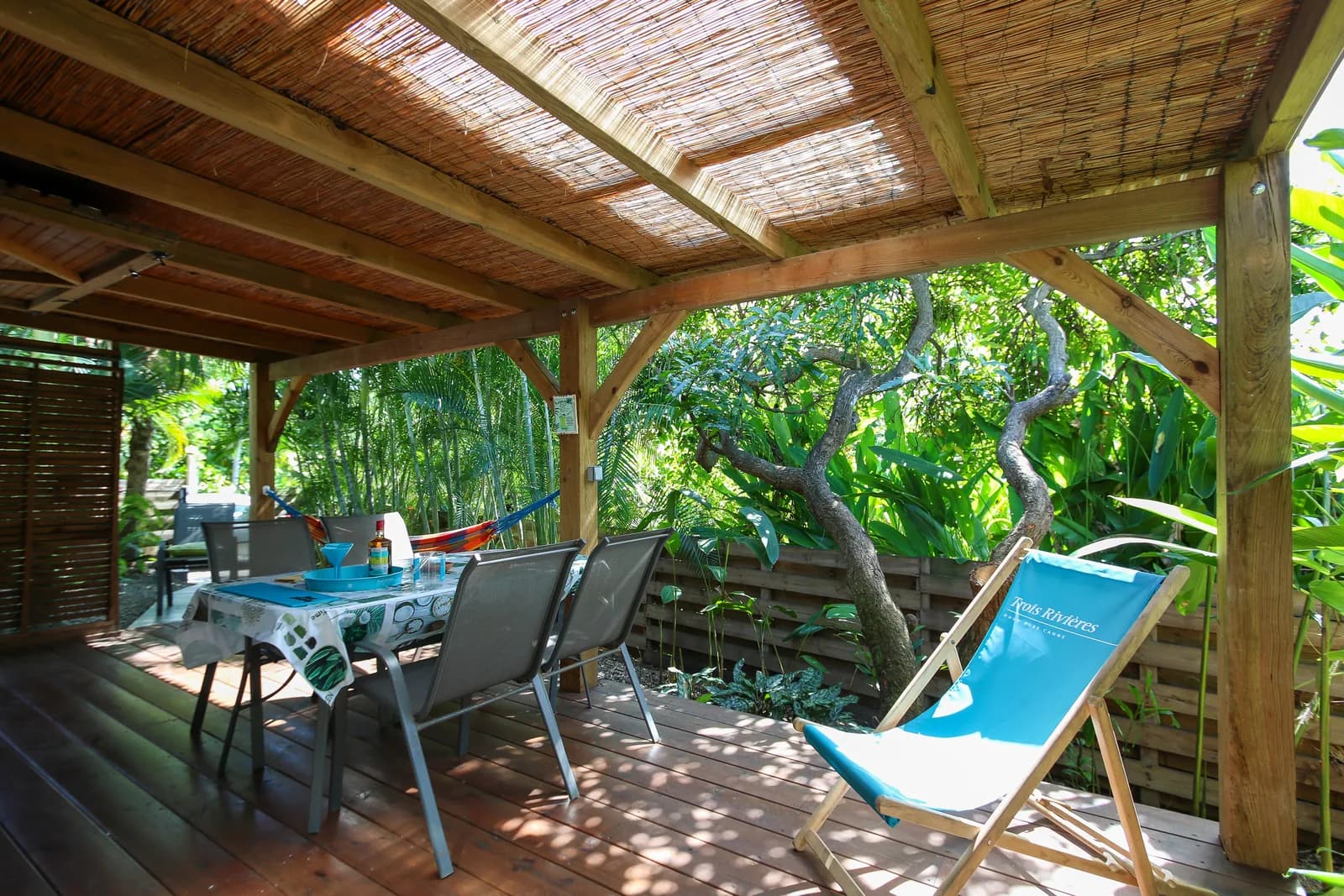 Table laid on the covered terrace of the Manguier lodge