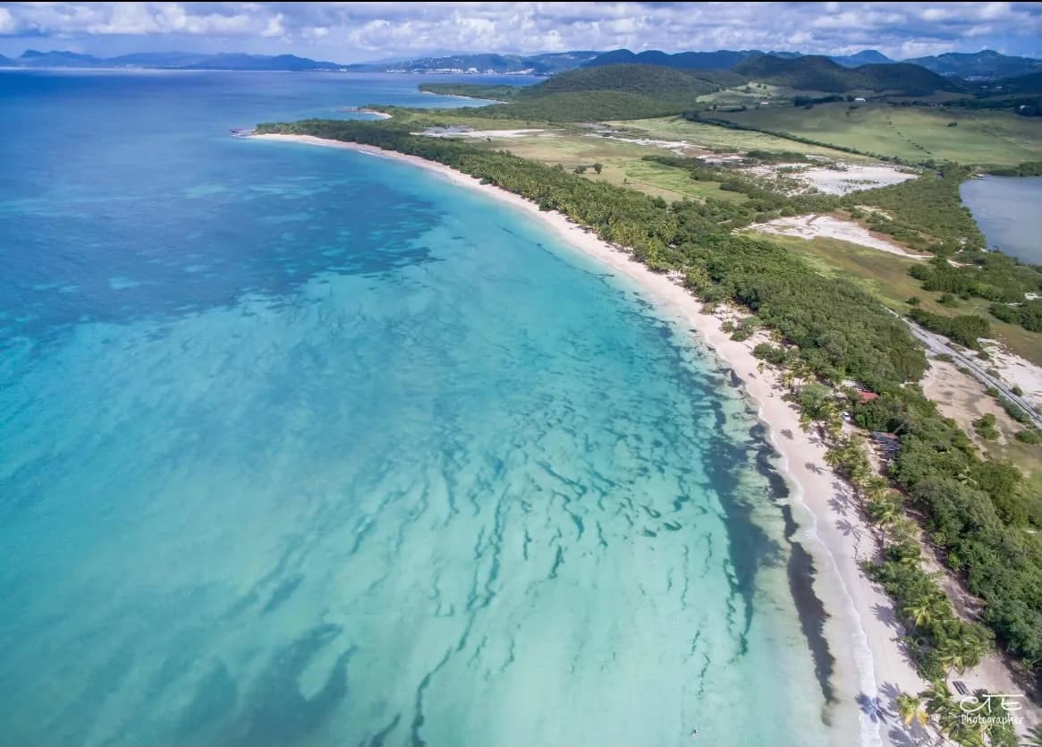 Vue aérienne de la plage des Salines et de son lagon turquoise